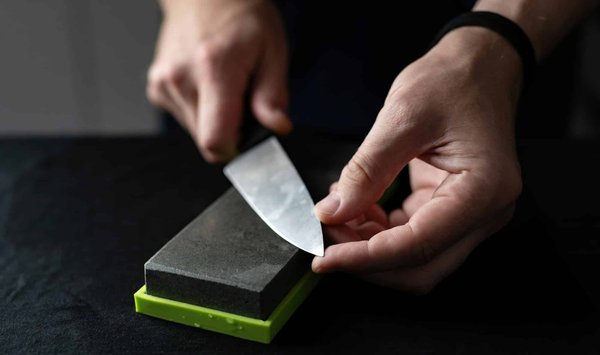 Entretenez efficacement vos couteaux de cuisine en utilisant une pierre à aiguiser